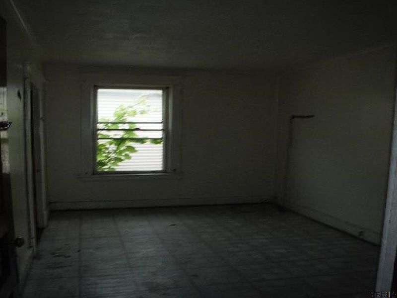 4th image of 821 829 CONGRESS Street