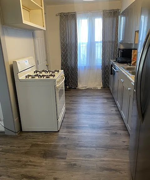 KITCHEN TOWARDS BASEMENT AND MUD ROOM TOWARD BACKYARD