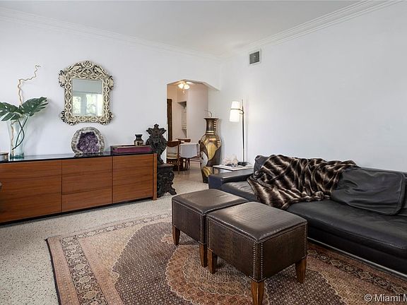 4th image of 3101 Plaza St #0