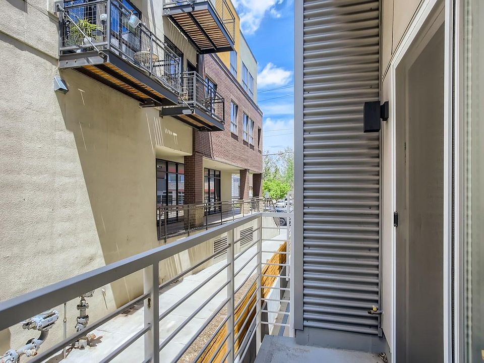 Second story balcony off living room