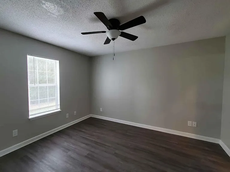 Holly Cove Apartments — Photo 9