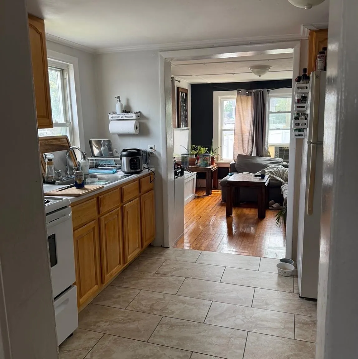 3 bed, 1.0 bath, 1100 sqft, $3,400 — Photo 2