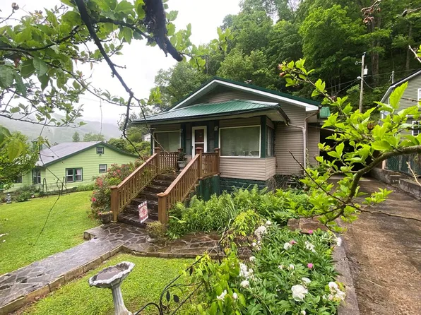 60 Warm Hollow Rd, Matewan, WV 25678