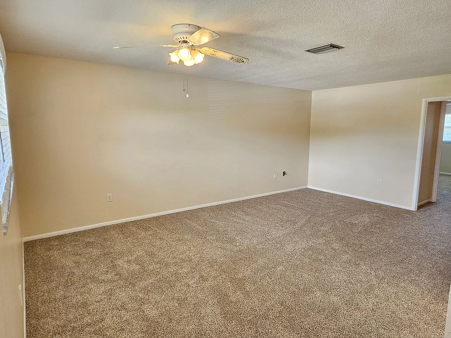 Annual Unfurnished 2 Bedroom 1.5 Bathroom Second Floor Condo in Puritan Arms - includes Water, Se... — Photo 2