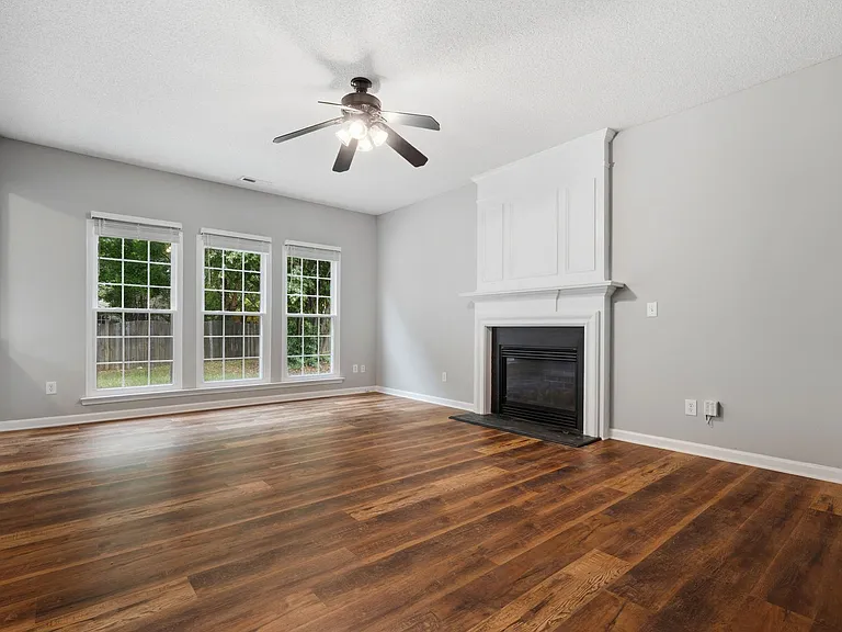 405 Grassy Point Rd — Photo 2