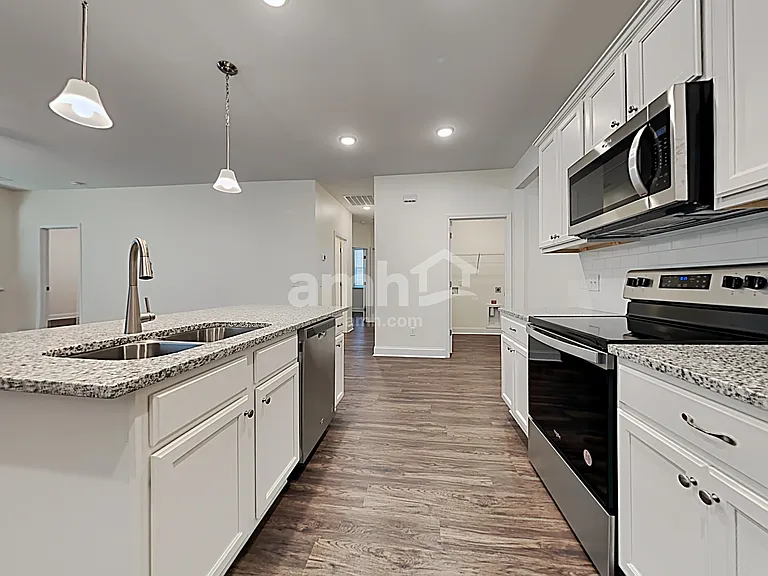 603 E Lionel Rd — Photo 3