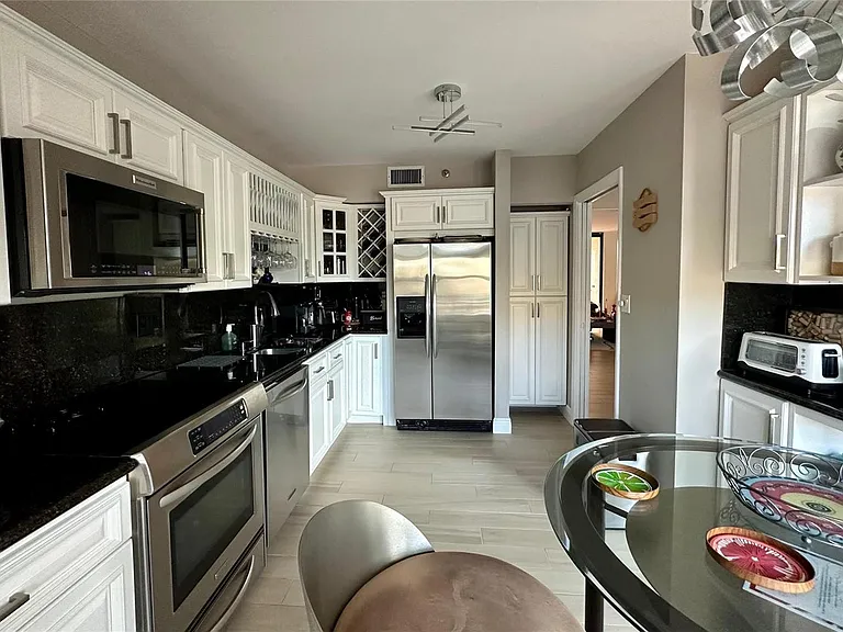 7582 Regency Lake Dr — Photo 18