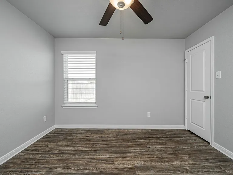 1368 Kingsgate Dr — Photo 45