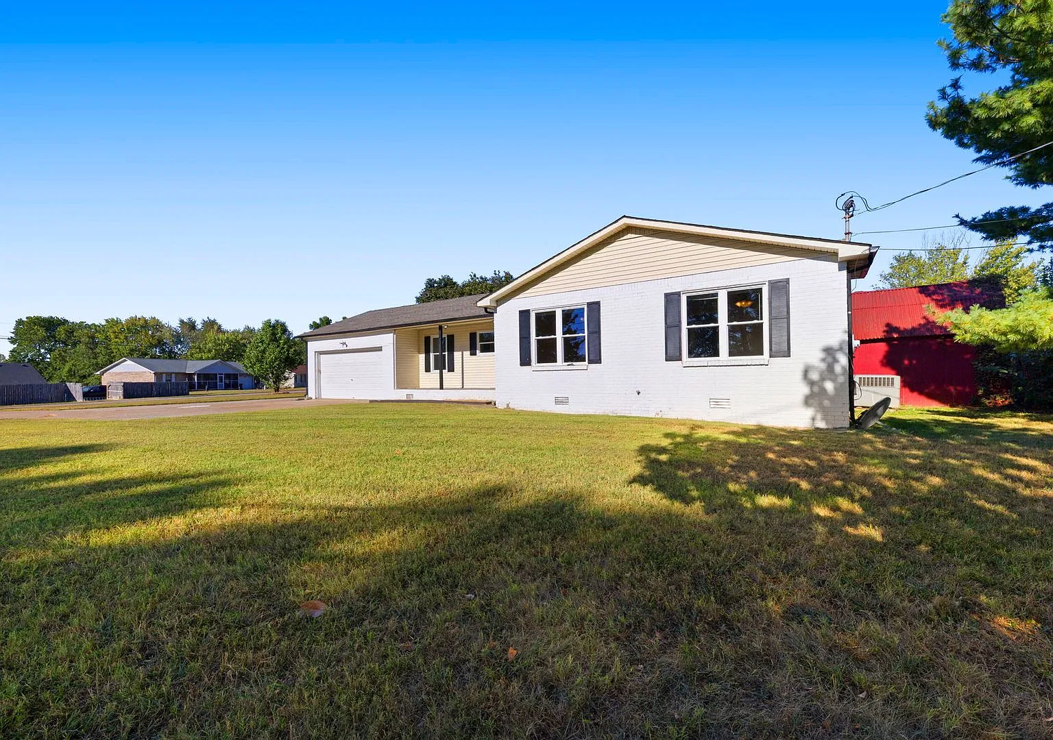Charming 3-Bedroom Home with Updated Kitchen & Spacious Yard! — Photo 2