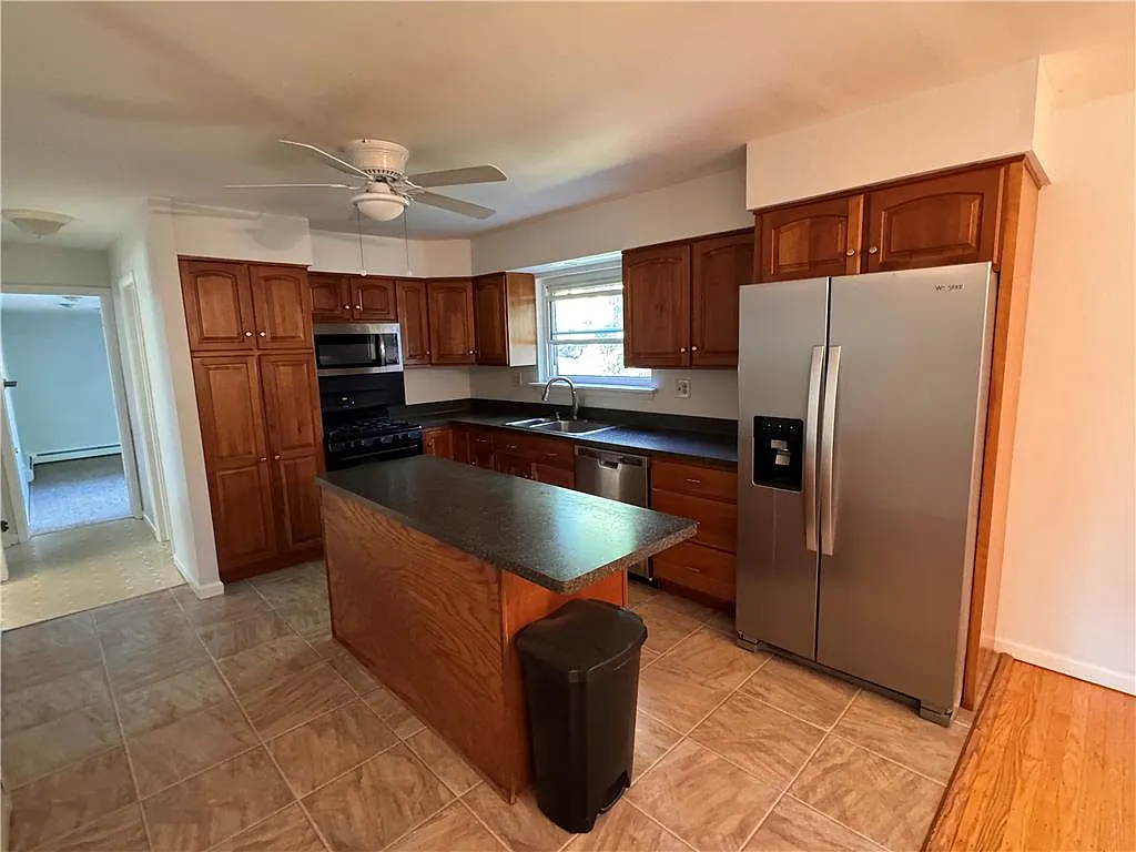 4 bed, 2398 sqft, $2,695 — Photo 3
