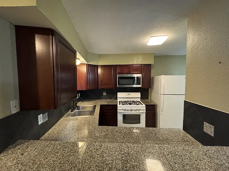 211 Natalen Ave #204 — Photo 2