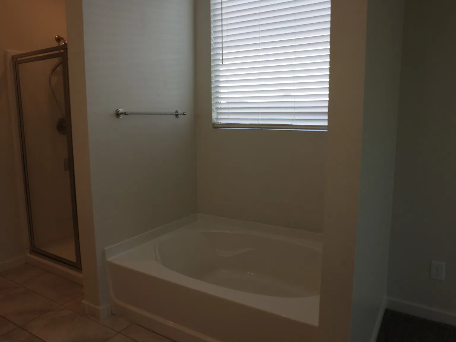 4 bed, 1976 sqft, $2,300 — Photo 4