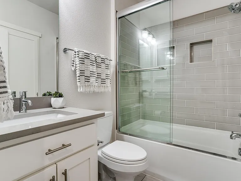 2452 Thatcher Dr — Photo 22