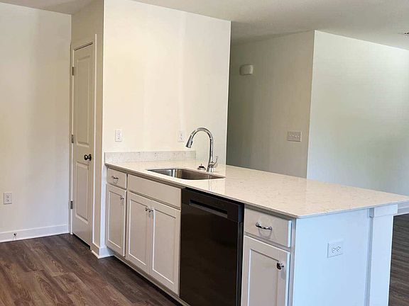 3rd image of 204 E Iris Ln