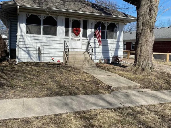 1103 W Main Cross St, Taylorville, IL 62568