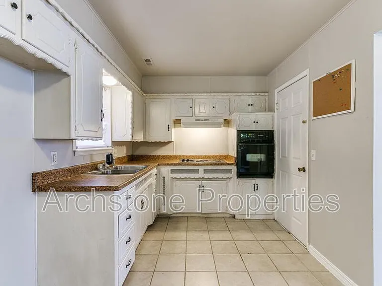 1424 Tanglewood Dr — Photo 13