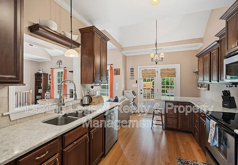 187 Marbrook Dr — Photo 10
