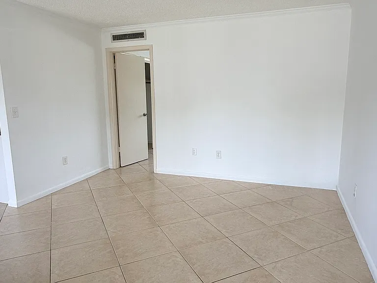 3250 10th St N #B2 — Photo 6