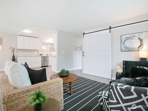 3rd image of 811 Little Avenue NE