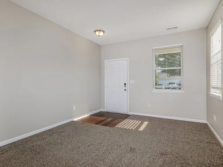 672 Cloverfield Ln — Photo 5