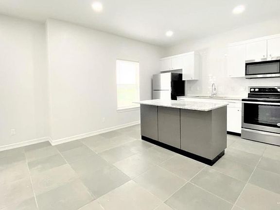 4th image of 901 E Redbud Ave #304