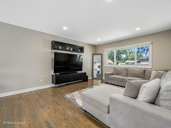 3rd image of 1006 Greenvalley St