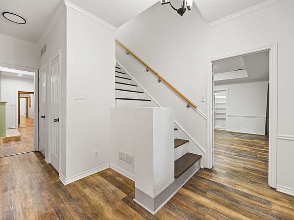 5th image of 1044 E Woodridge Rd