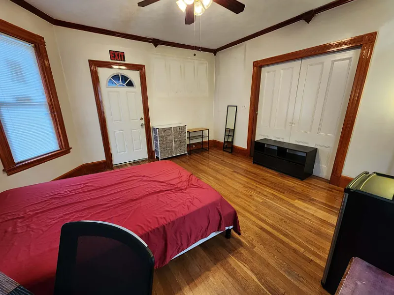 1 bed, 3400 sqft, $1,050 — Photo 4