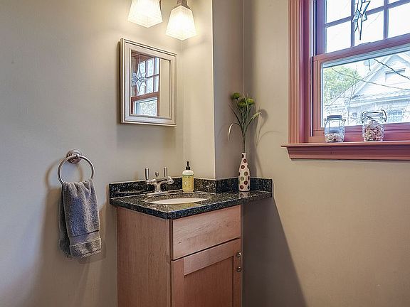 5th image of 113 Sylvia St