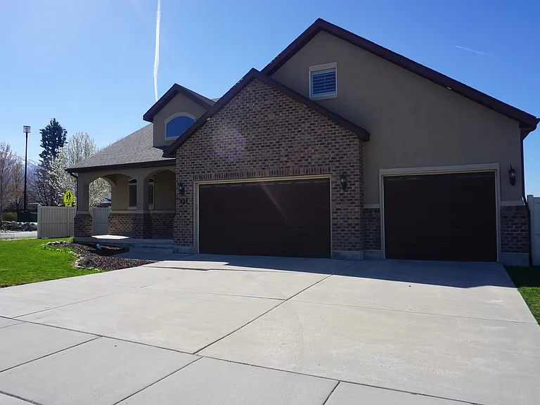 222 E Belle Glenn Cir — Photo 1