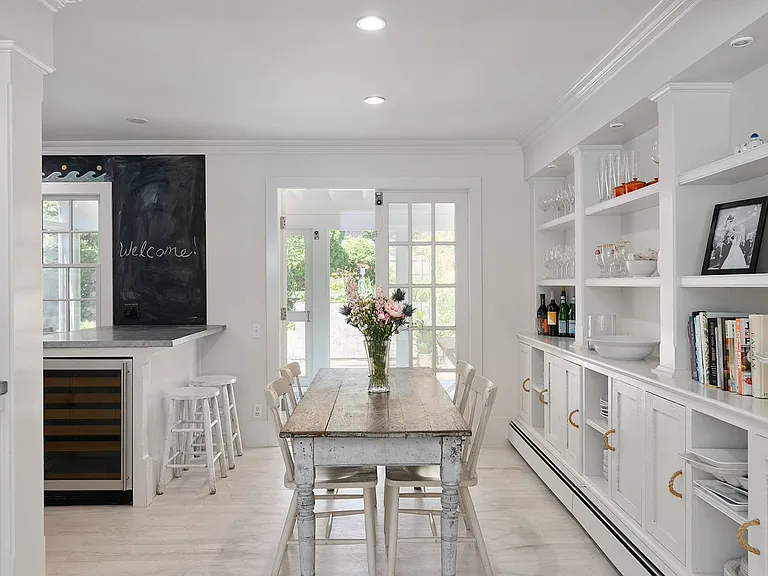 186 Kings Point Rd — Photo 3