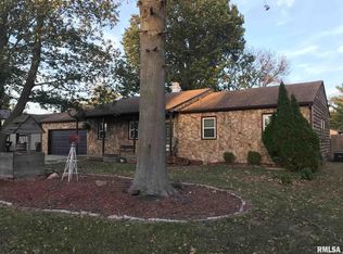 417 Red Bud Ln, Auburn, IL 62615