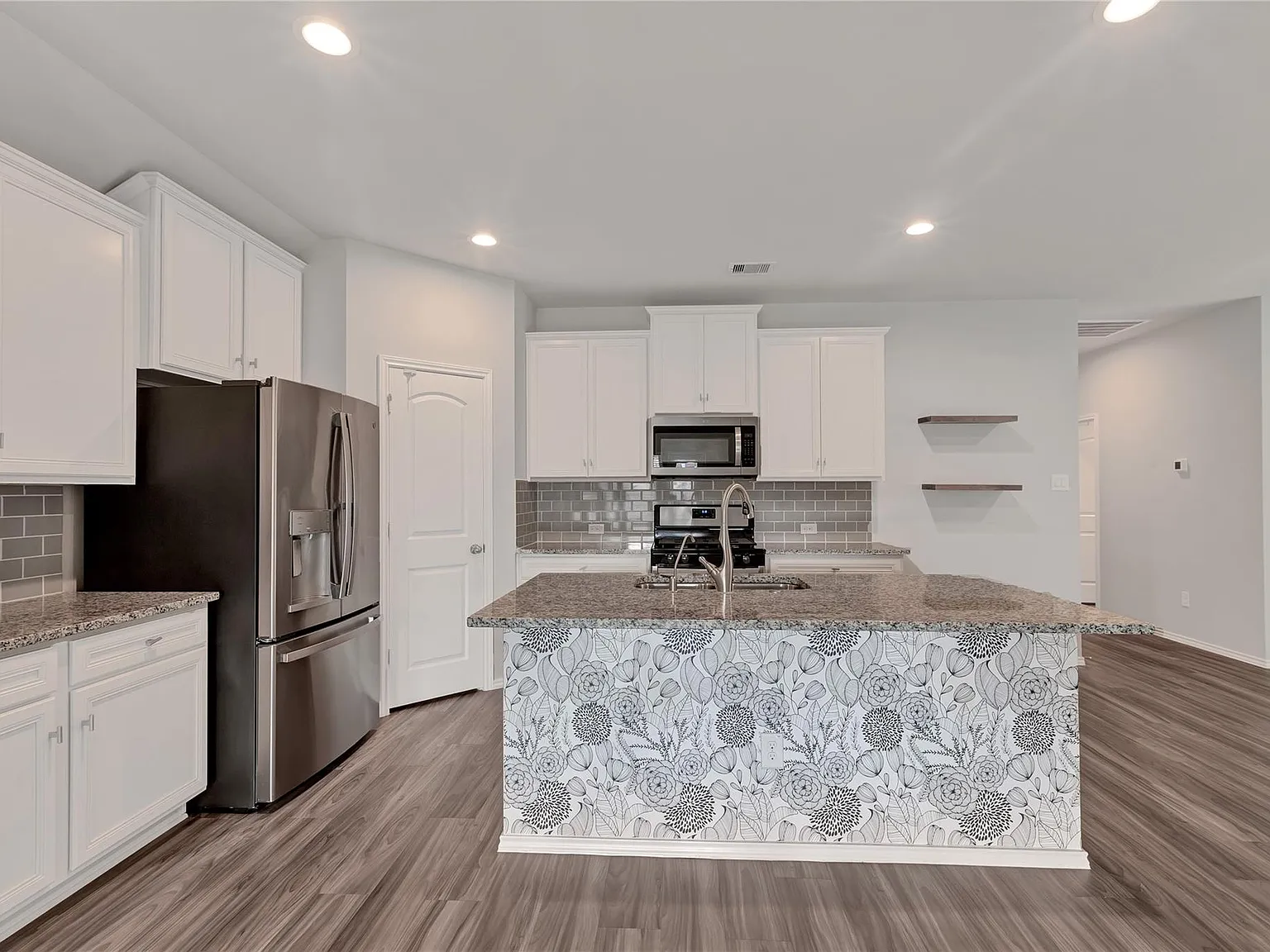3 bed, 2.0 bath, 1713 sqft, $2,300 — Photo 4