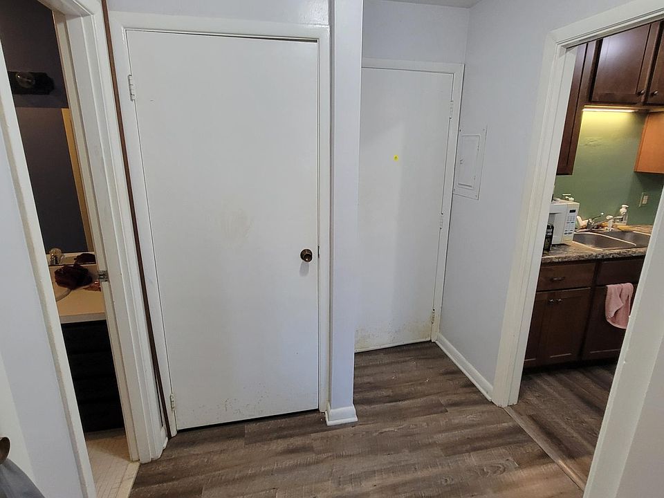 entry way w/ coat closet