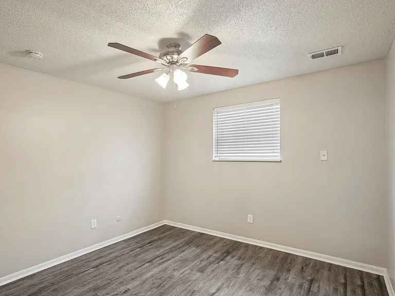8519 Parallel Pkwy — Photo 24