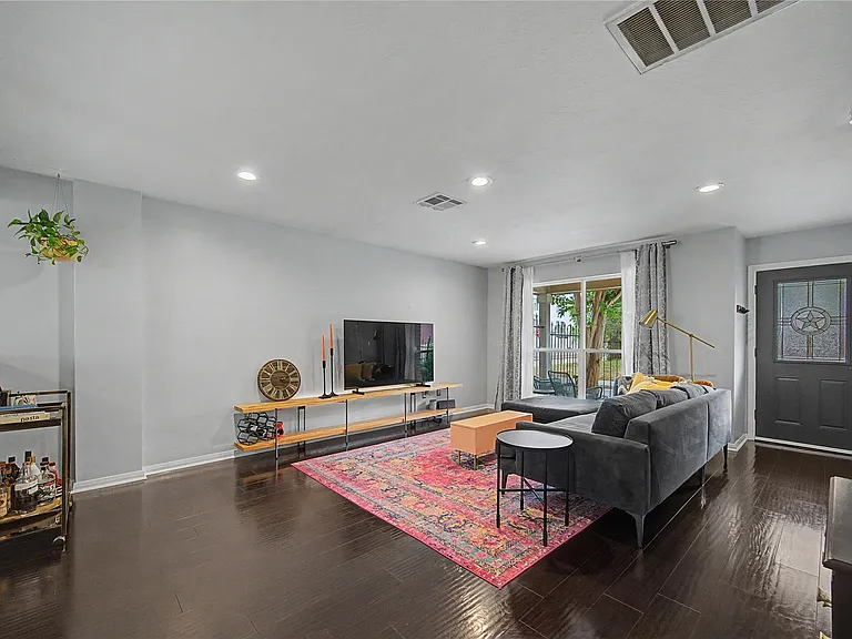 1104 Buckner St — Photo 6