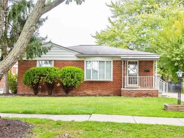 21437 Arrowhead St, Saint Clair Shores, MI 48082