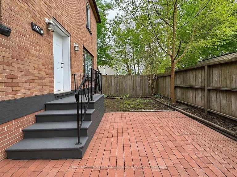 257 Niagara St #A — Photo 3