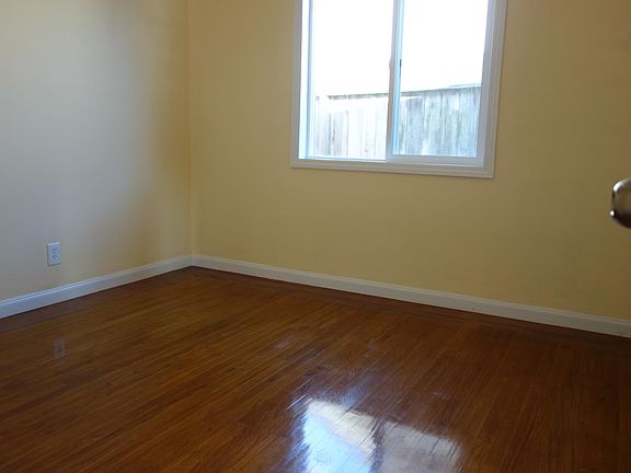 4th image of 1087 Crestwood Dr