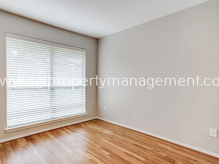 4616 W Lovers Ln — Photo 8