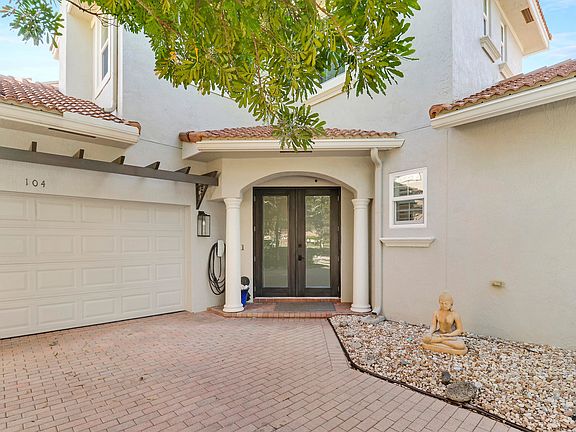 3rd image of 104 Via Azurra