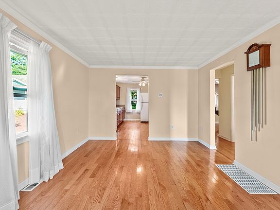 5th image of 33 Woodland Ave