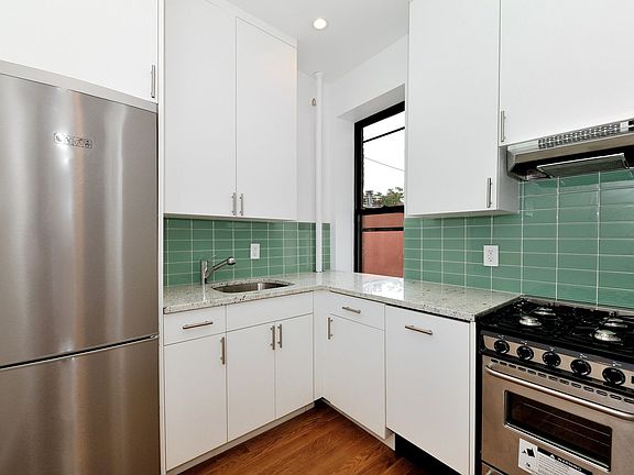 3rd image of 82 Washington Pl APT 6C