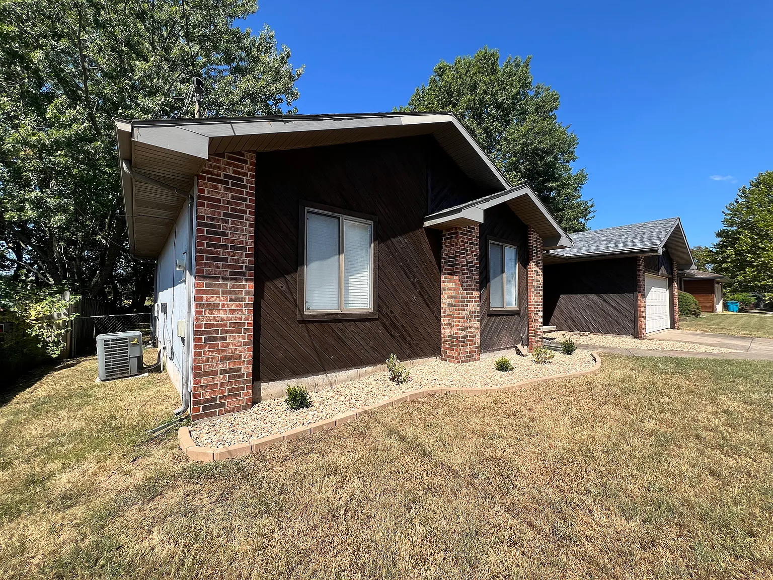3 bed, 1200 sqft, $1,550 — Photo 2