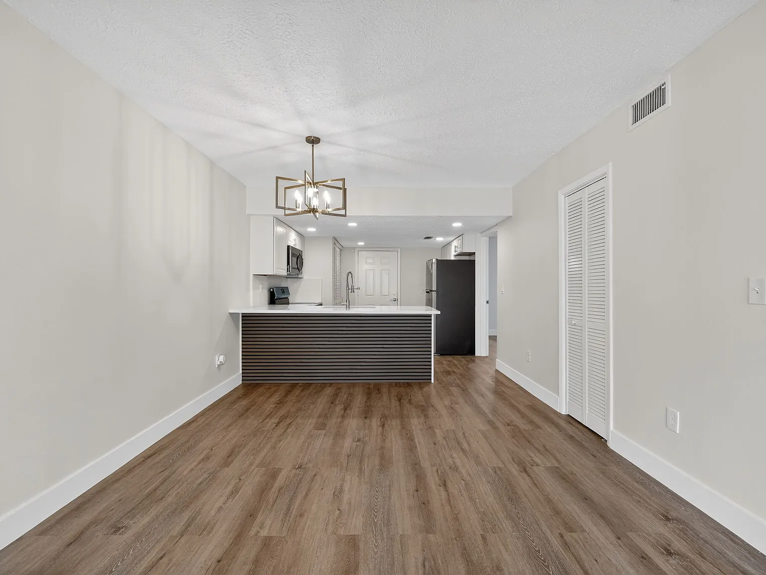 2 bed, 1072 sqft, $1,550 — Photo 3