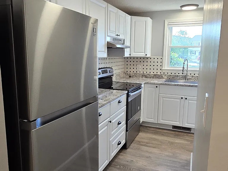 50 Edward J Roy Dr #4 — Photo 4