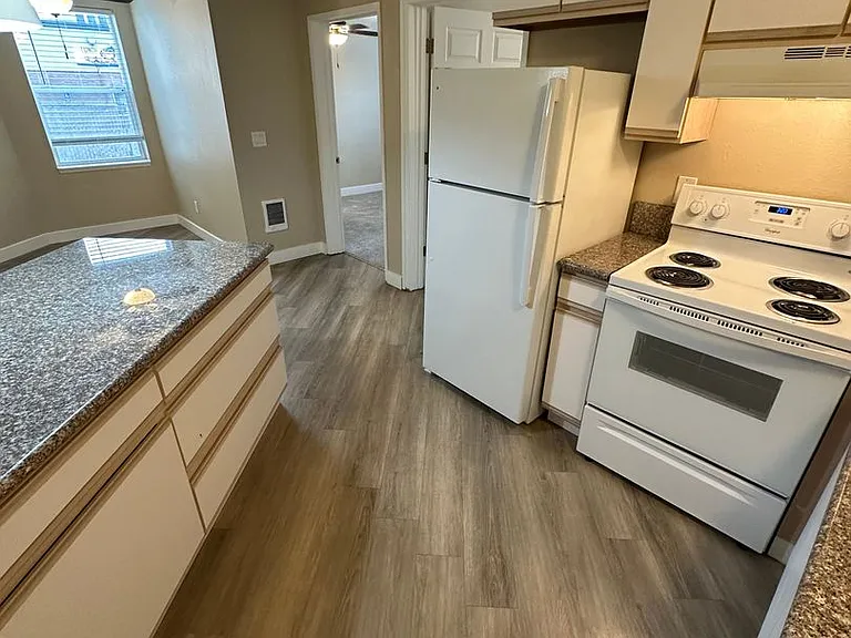 121 NW 21st St #23 — Photo 1