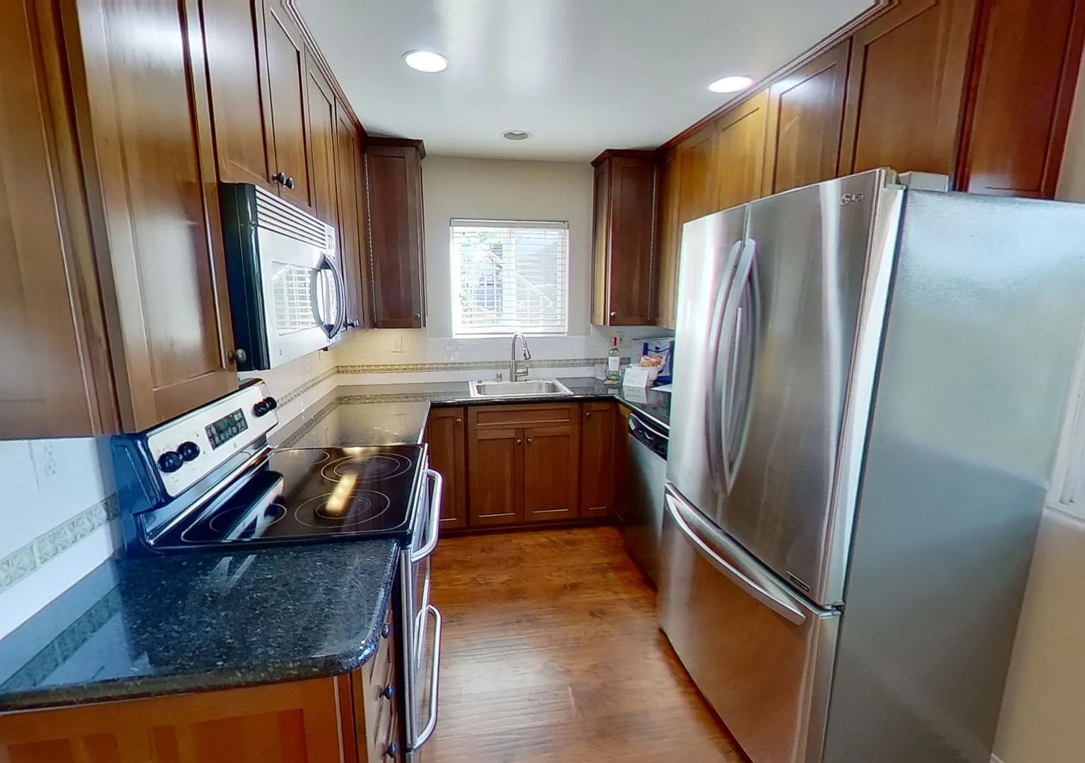 Spacious 2 Bed / 2 Bath Uptown Santa Barbara Condo - Laundry + pet friendly! — Photo 4