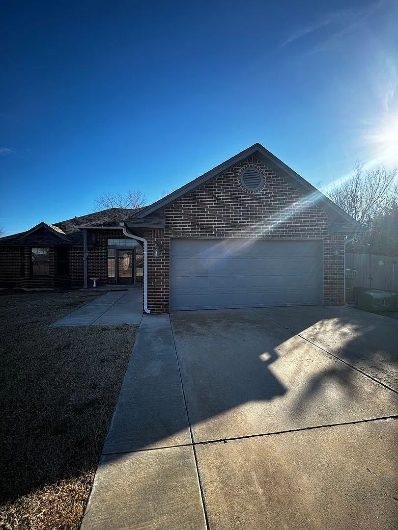 3BR 2BA house plus den in Yukon!! — Photo 1