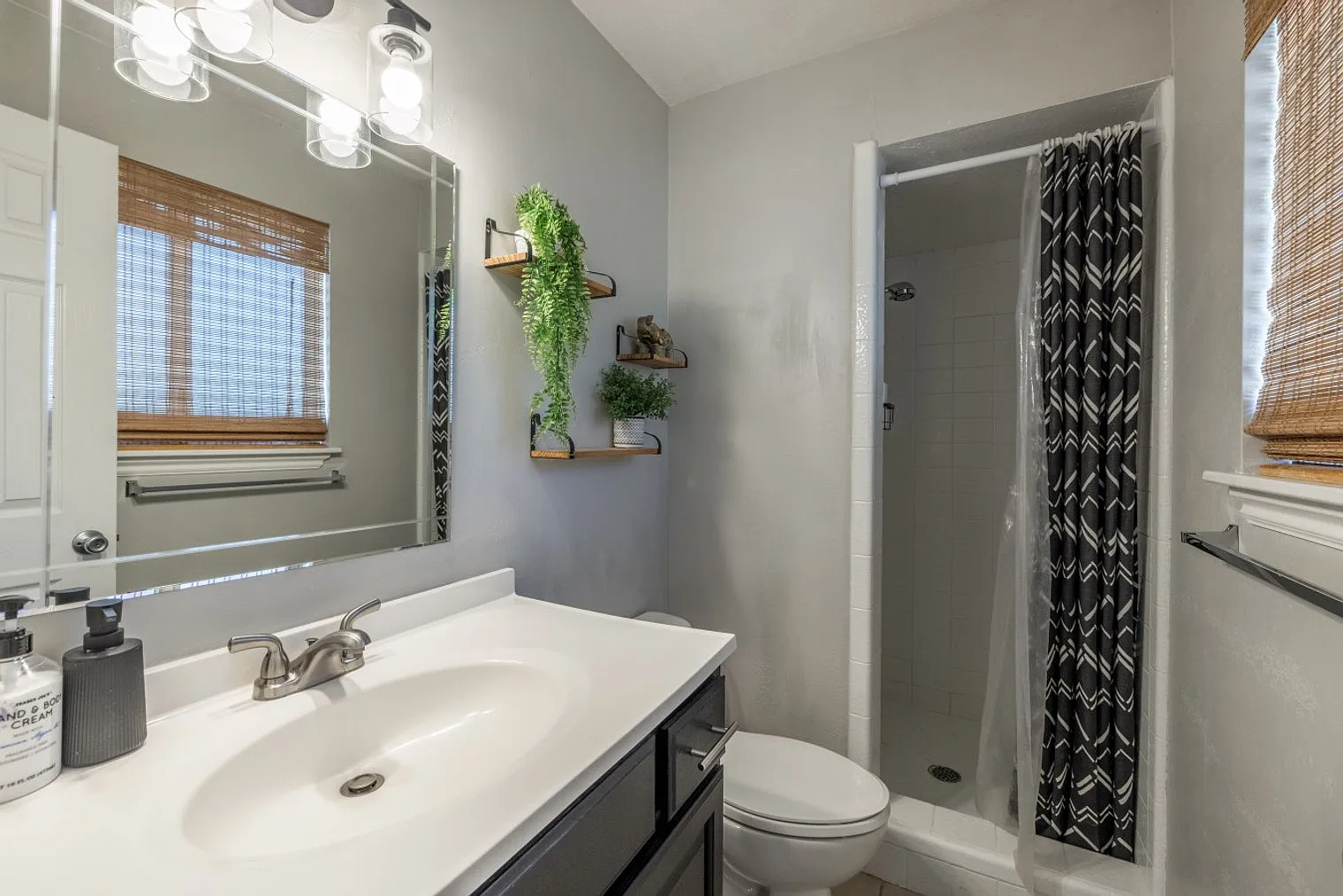 5 bed, 3.0 bath, 2647 sqft, $8,709 — Photo 3